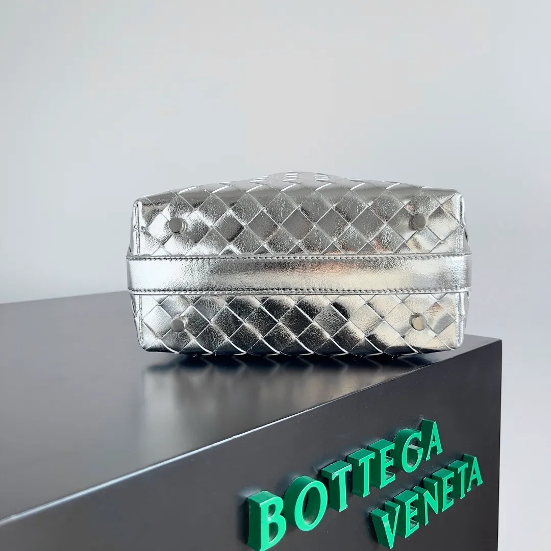 Batch 1360 It is predicted that BV Bottega’s lunch bag will be popular again this year. The entire bag is made of top nappa lambskin, which is very soft and lightweight. It also uses the intrecciato weaving process that the two founders spent several months developing from the beginning of the brand. It is completely hand-woven by Italian craftsmen. It perfectly reflects the craftsmanship of Bottega. The entire bag shape is also a very practical and popular lunch box bag type. The slightly curved arc of the bag mouth can also better fit our wrists. Style number: 754443 Size: 22*13*9